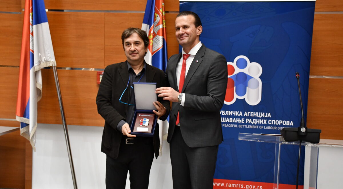 Na svečanom događaju povodom 20 godina rada Republičke agencije za mirno rešavanje radnih sporova, održanom 4. aprila 2025. godine u prostorijama Narodne banke Srbije, Inicijativa za razvoj i saradnju (IDC) primila je zahvalnicu za poseban doprinos razvoju instituta mirnog rešavanja radnih sporova u Srbiji. IDC je od samog početka u saradnji sa socijalnim partnerima i Agencijom realizovao projekte usmerene na povećanje vidljivosti instituta mirnog rešavanja radnih sporova, uz finansijsku podršku Solidar Suisse i Olof Palme Centra. Aktivnosti koje su realizovane u saradnji sa socijalnim partnerima i drugim relevantim akterima tokom dugogodišnje saradnje imale su za cilj jačanje socijalnog dijaloga i promociju mehanizama mirnog rešavanja radnih sporova u našoj zemlji. Ovo priznanje uručeno je direktoru IDC-a, gospodinu Miodragu Nedeljkoviću, tokom dodele plaketa institucijama i organizacijama koje su svojim angažovanjem doprinele afirmaciji socijalnog dijaloga i uspešnoj primeni mirenja i arbitraže u radnim sporovima. IDC nastavlja da se zalaže za snažniju saradnju sa relevantnim akterima iz javnog i privatnog sektora, kako bi se kroz buduće inicijative i projekte dodatno unapredili pravedni radni odnosi i primena mirnog rešavanja konflikata. Zahvaljujemo se Republičkoj agenciji na dodeljenoj zahvalnici i radujemo se novim zajedničkim aktivnostima.